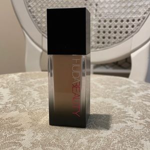 HUDA BEAUTY #FAUXFILTER FOUNDATION